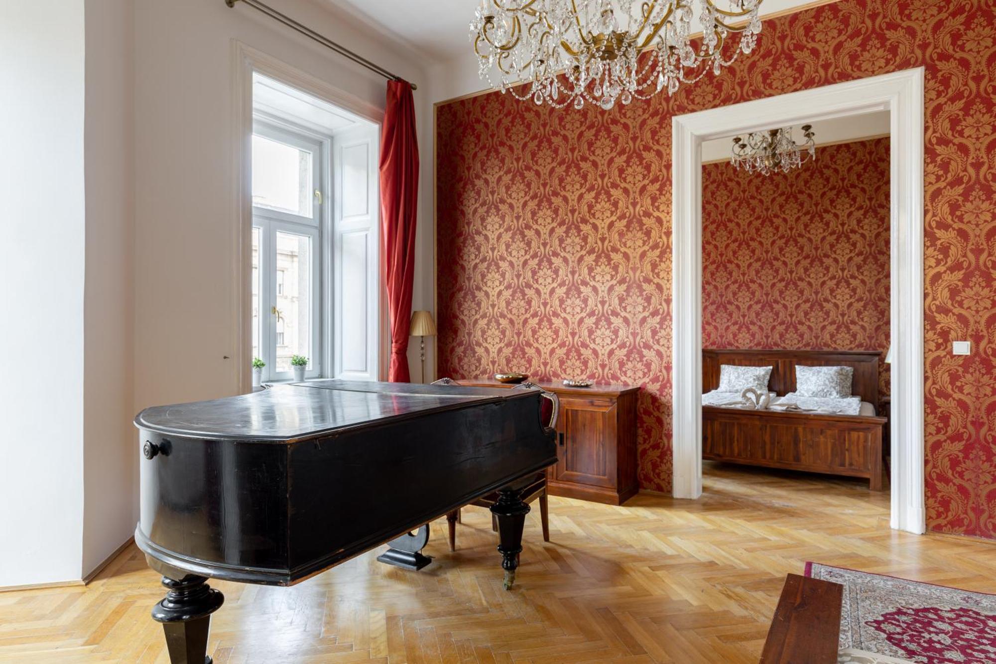 Rom-antique At Center Apartment *