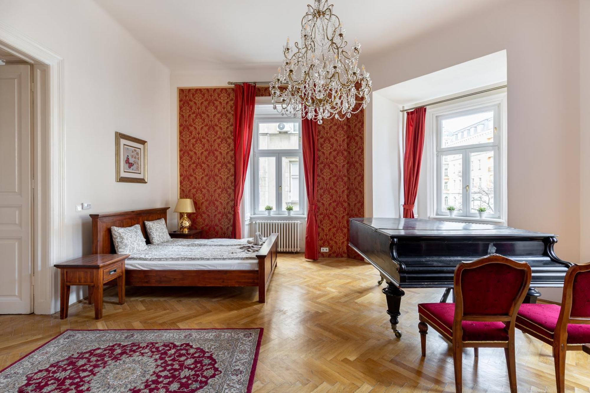 Rom-antique At Center Apartment